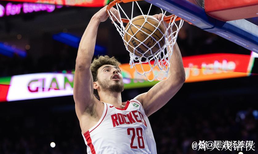 亚当斯替补上场16分钟全场1投1中，罚球2中1贡献3分